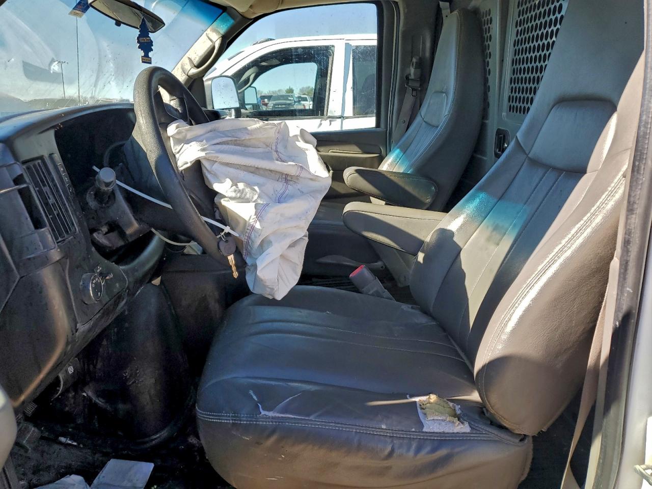 Chevrolet Express Image 2